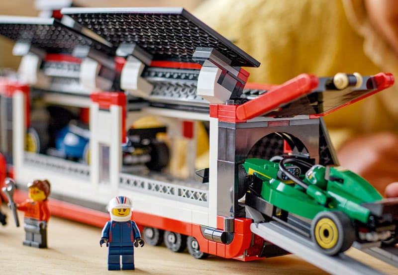 F1® truck met RB20 en AMR24 F1® auto's - 11